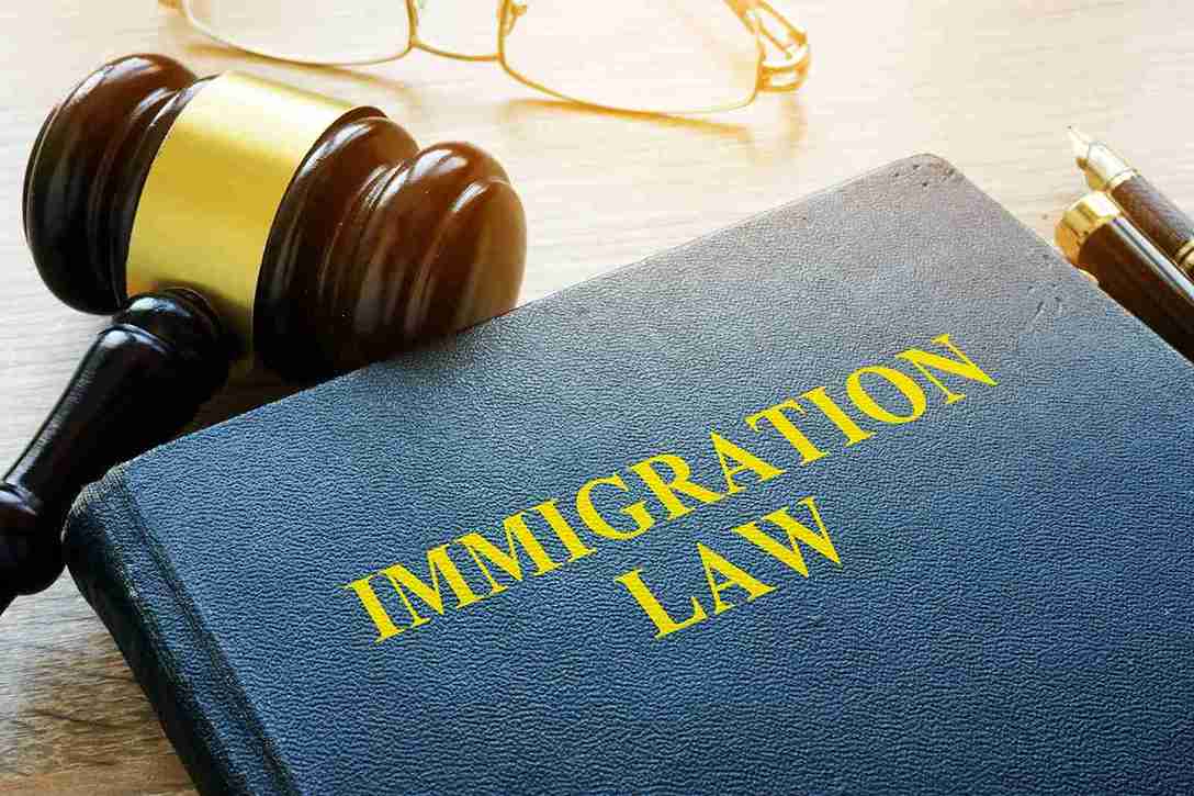 Navigating Complex Immigration Regulations<br />
